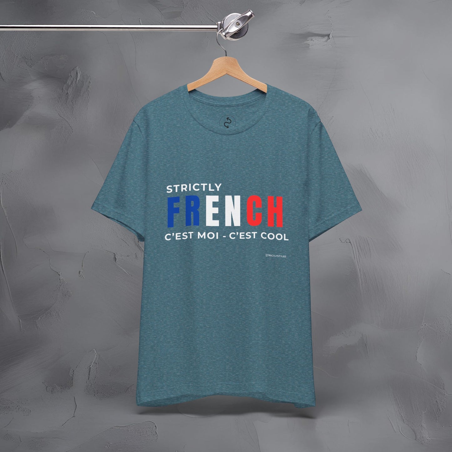 Strictly French – C’est Moi, C’est Cool T-Shirt | Fun Parisian Graphic Tee | French Lifestyle Streetwear Shirt